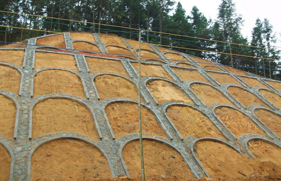 拱形護坡塑料模具應用于高速公路護坡優(yōu)勢明顯