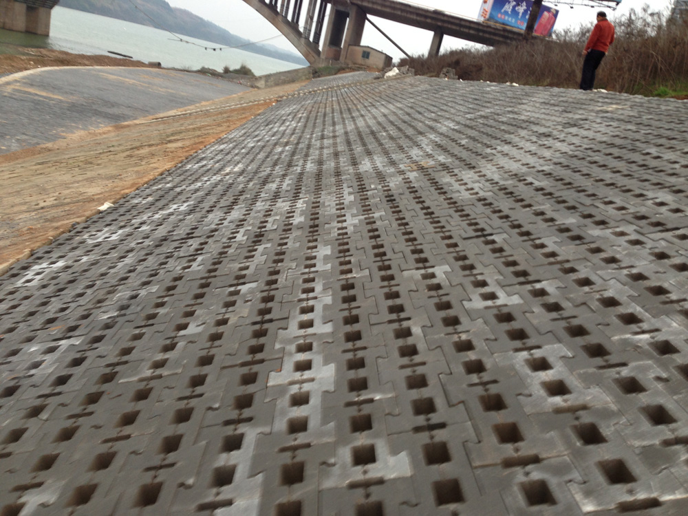 水利護(hù)坡磚塑料模具主要應(yīng)用在哪些施工地點(diǎn)？